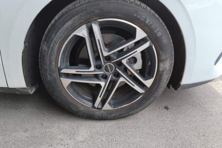 Used Roewe D7 2023 DMH 125km Excellence Edition Right Front Wheel Hub