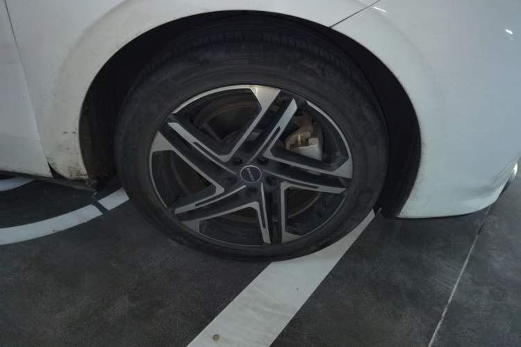 Used Roewe D7 2023 EV 510km Rear-Drive Excellence Edition Right Front Wheel Hub