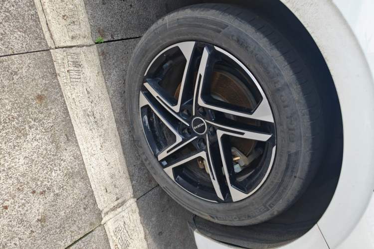 Used Roewe D7 2023 DMH 125km Superior Edition Right Front Wheel Hub