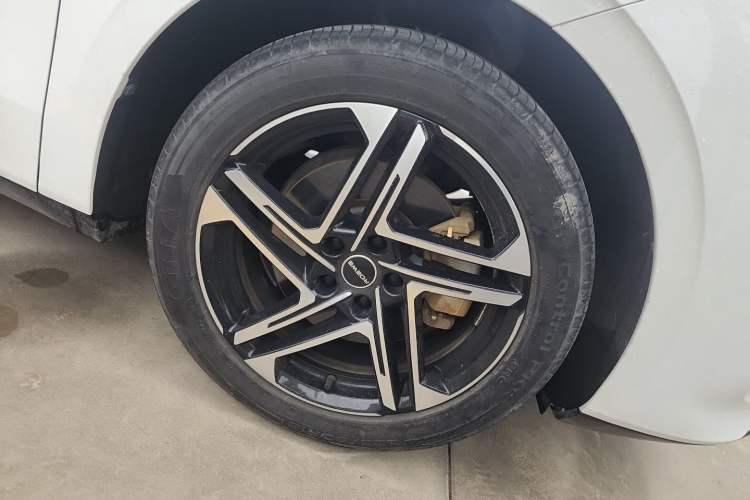Used Roewe D7 2023 EV 510km Rear-Drive Flagship Edition Right Front Wheel Hub