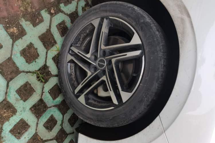 Used Roewe D7 2023 DMH 125km Superior Edition Right Front Wheel Hub