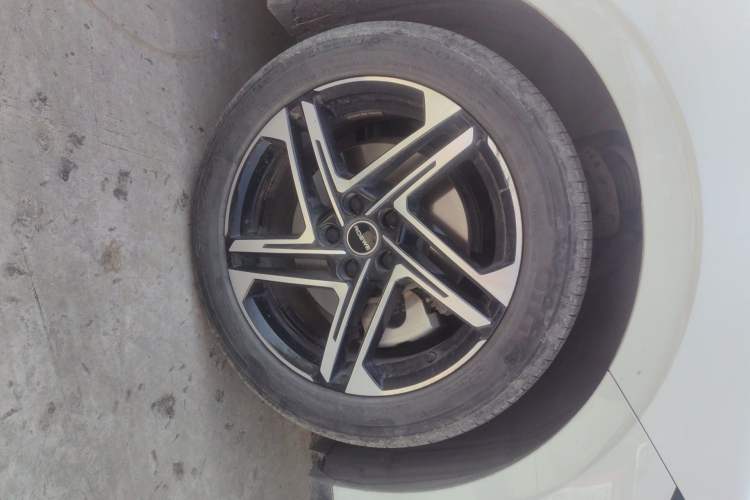 Used Roewe D7 2023 DMH 125km Superior Edition Right Front Wheel Hub