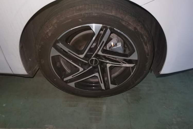 Used Roewe D7 2023 DMH 125km Excellence Edition Right Front Wheel Hub