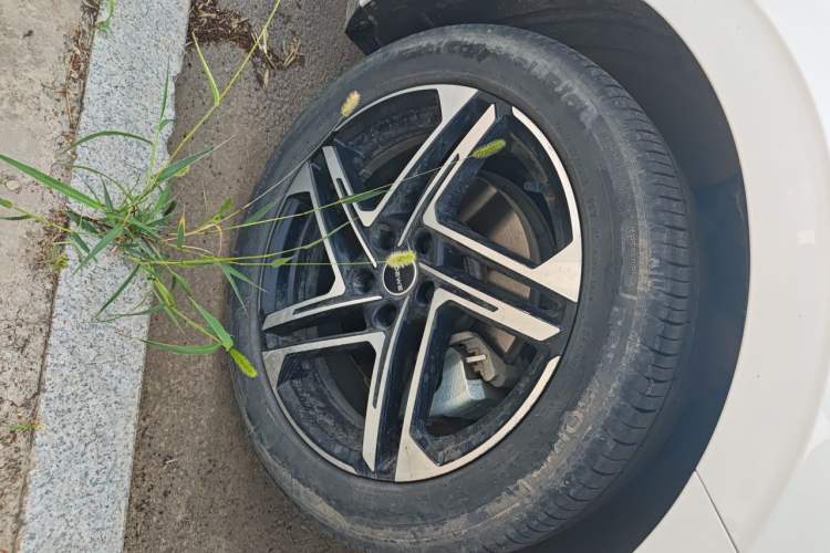 Used Roewe D7 2023 DMH 125km Superior Edition Right Front Wheel Hub