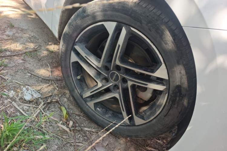Used Roewe D7 2023 DMH 125km Superior Edition Right Front Wheel Hub