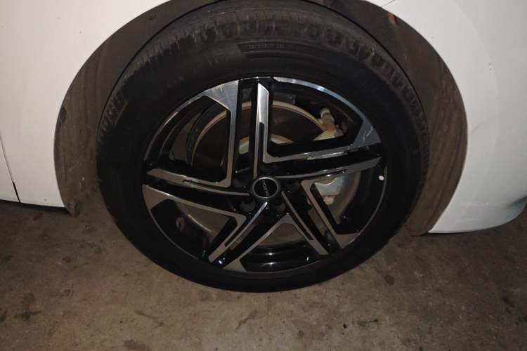 Used Roewe D7 2023 EV 510km Rear-Drive Flagship Edition Right Front Wheel Hub