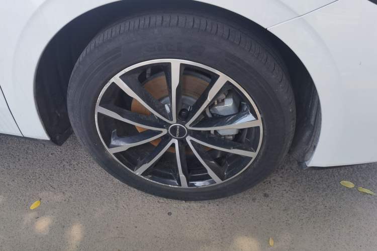 Used Roewe D7 2023 DMH 125km Superior Edition Right Front Wheel Hub