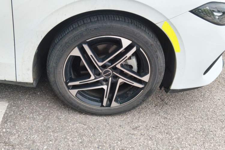 Used Roewe D7 2023 DMH 125km Excellence Edition Right Front Wheel Hub