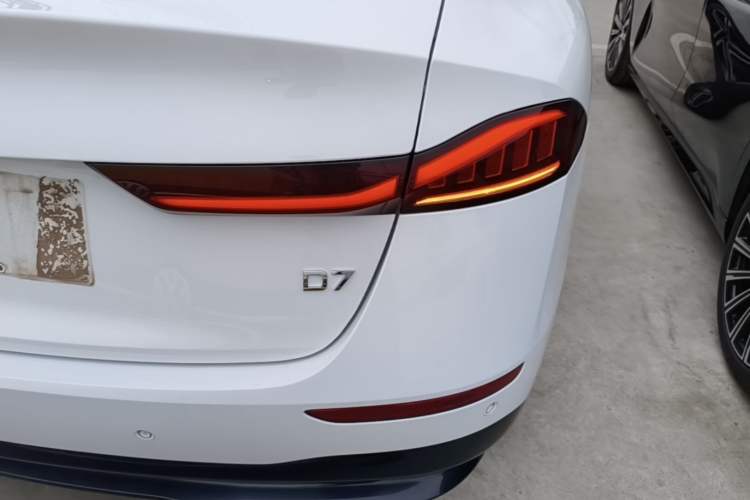Used Roewe D7 2023 EV 610 km Range Rear-Drive Flagship Model Right Rear Taillight