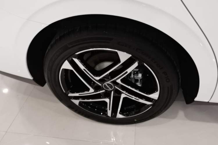 Used Roewe D7 2023 DMH 125km Superior Edition Right Rear Wheel Hub