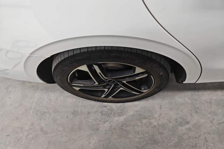 Used Roewe D7 2023 EV 510km Rear-Drive Flagship Edition Right Rear Wheel Hub