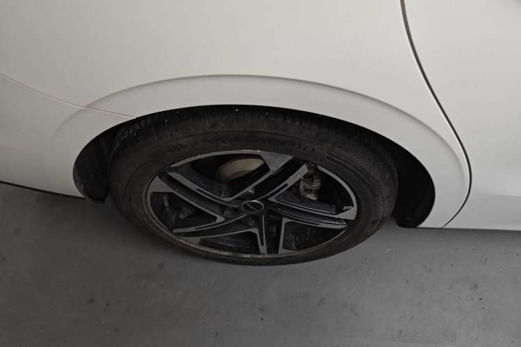 Used Roewe D7 2023 DMH 125km Superior Edition Right Rear Wheel Hub