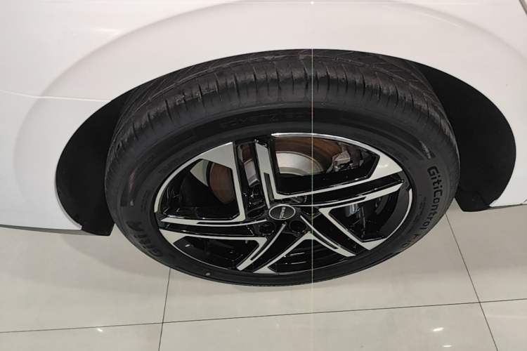 Used Roewe D7 2023 DMH 125km Superior Edition Right Rear Wheel Hub