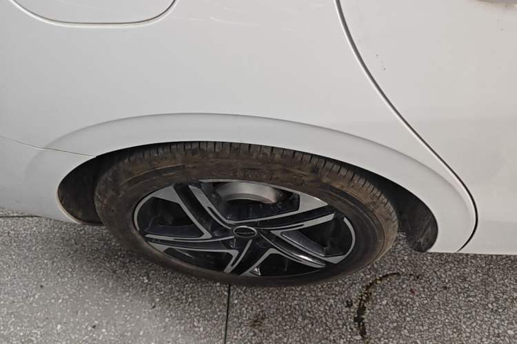 Used Roewe D7 2023 DMH 125km Excellence Edition Right Rear Wheel Hub