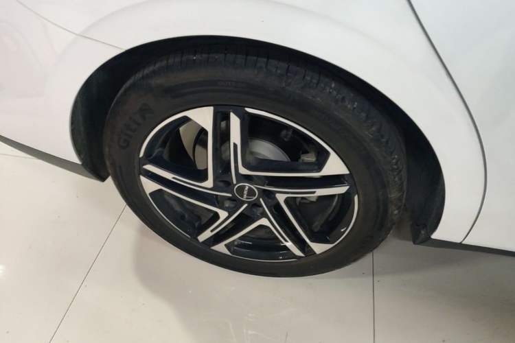 Used Roewe D7 2023 DMH 125km Excellence Edition Right Rear Wheel Hub