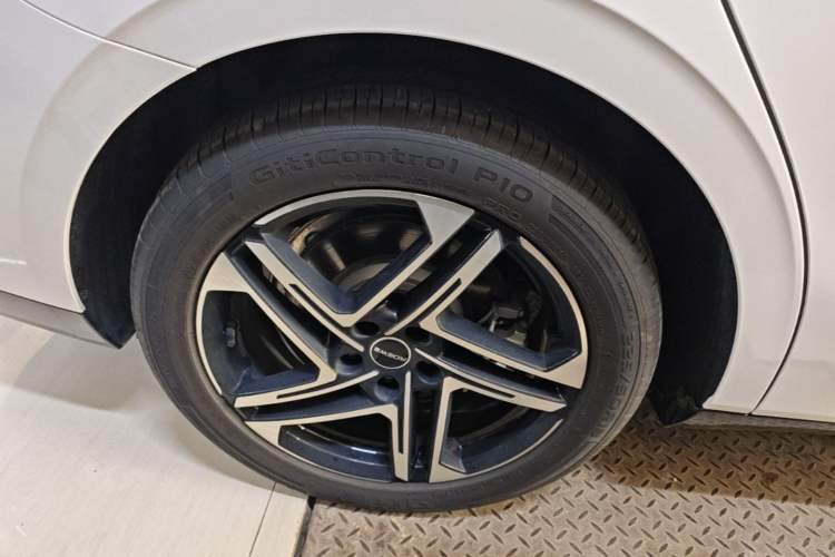 Used Roewe D7 2023 EV 510km Rear-Drive Flagship Edition Right Rear Wheel Hub
