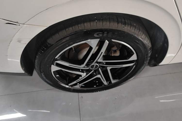 Used Roewe D7 2023 DMH 125km Superior Edition Right Rear Wheel Hub