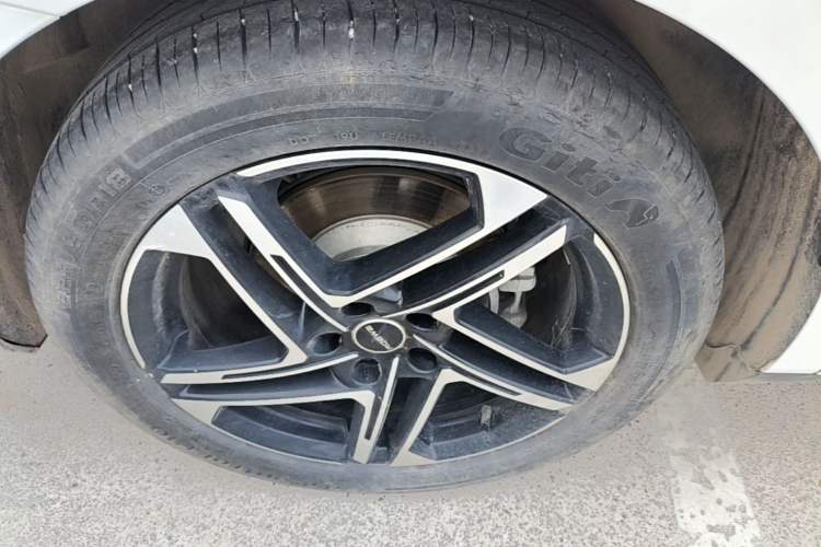 Used Roewe D7 2023 DMH 125km Superior Edition Right Rear Wheel Hub