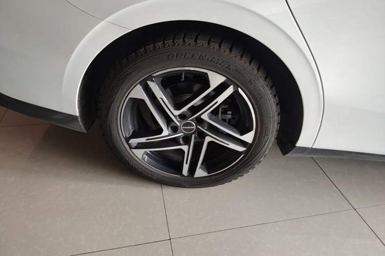 Used Roewe D7 2023 DMH 125km Superior Edition Right Rear Wheel Hub