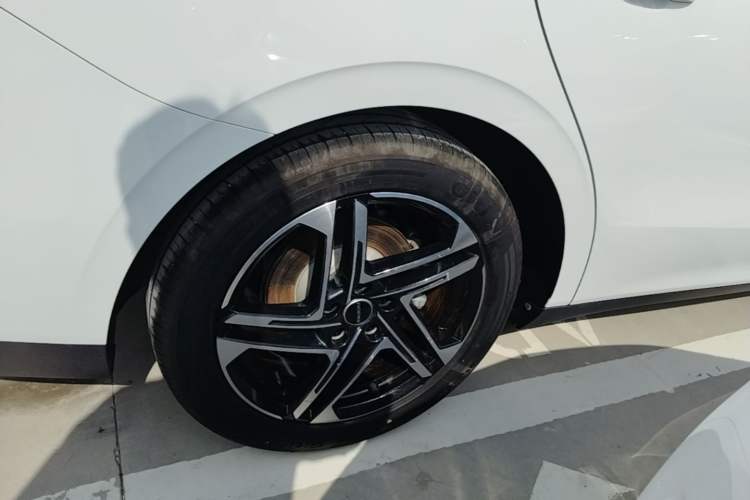 Used Roewe D7 2023 DMH 125km Excellence Edition Right Rear Wheel Hub