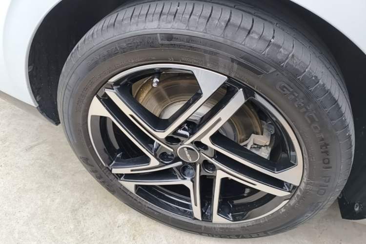 Used Roewe D7 2023 EV 610 km Range Rear-Drive Flagship Model Right Rear Wheel Hub