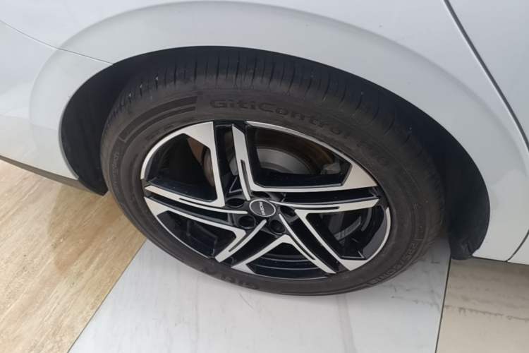 Used Roewe D7 2023 DMH 125km Superior Edition Right Rear Wheel Hub