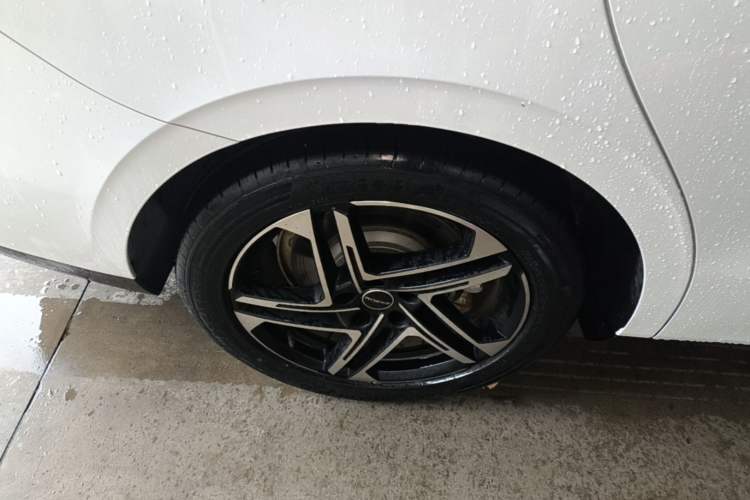 Used Roewe D7 2023 EV 510km Rear-Drive Flagship Edition Right Rear Wheel Hub