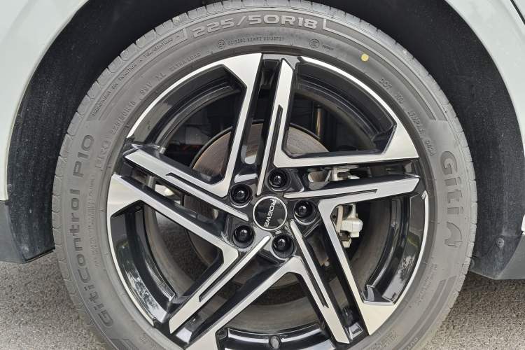 Used Roewe D7 2023 DMH 125km Superior Edition Right Rear Wheel Hub