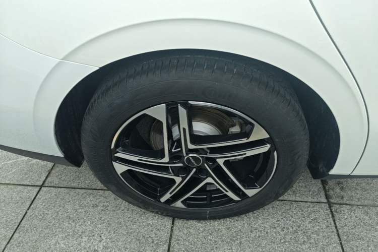 Used Roewe D7 2023 DMH 125km Superior Edition Right Rear Wheel Hub