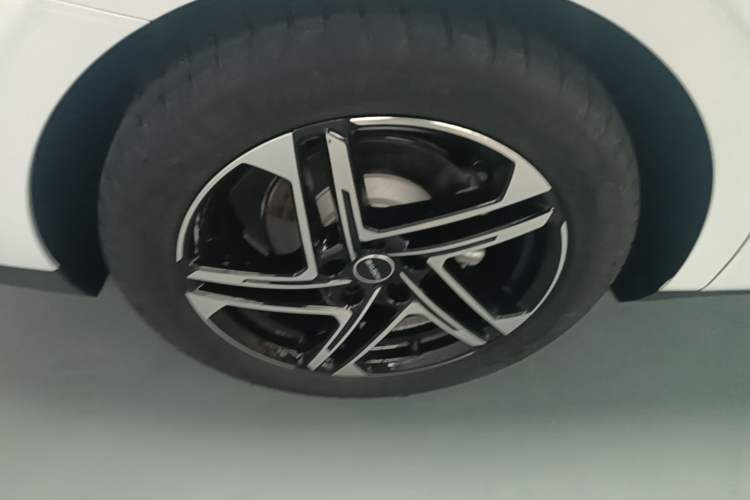 Used Roewe D7 2023 DMH 125km Superior Edition Right Rear Wheel Hub