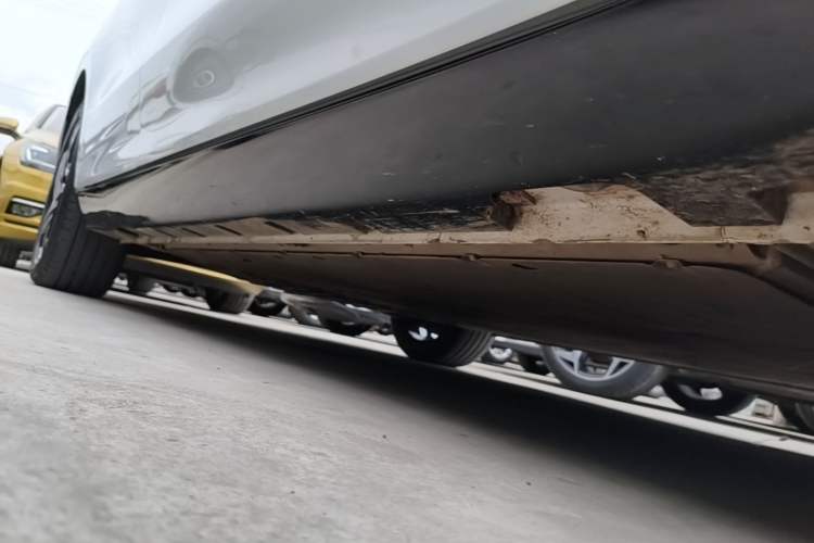 Used Roewe D7 2023 EV 610 km Range Rear-Drive Flagship Model Right Side Sill