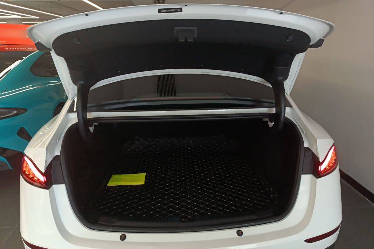 Used Roewe D7 2023 DMH 125km Excellence Edition Trunk