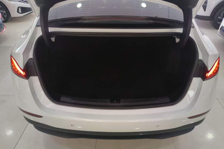 Used Roewe D7 2023 DMH 125km Superior Edition Trunk