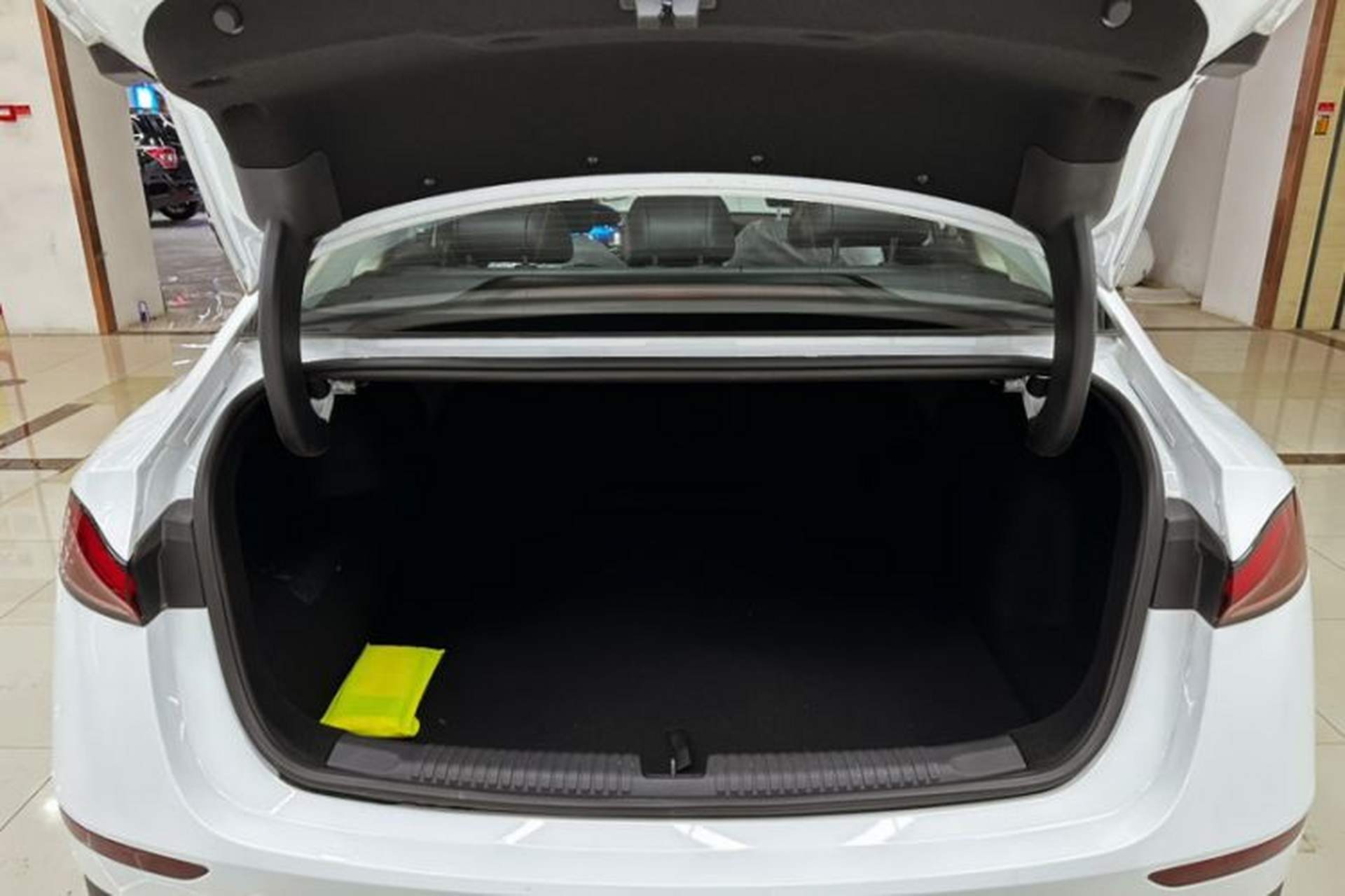 Used Roewe D7 2023 DMH 125km Excellence Edition Trunk