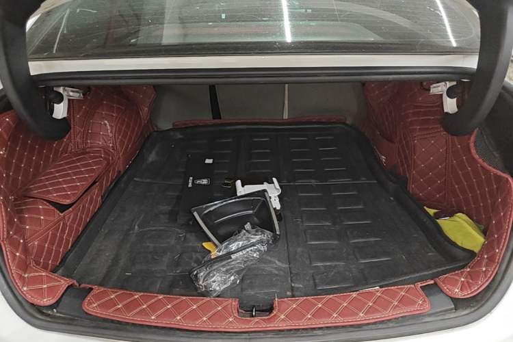 Used Roewe D7 2023 DMH 125km Excellence Edition Trunk