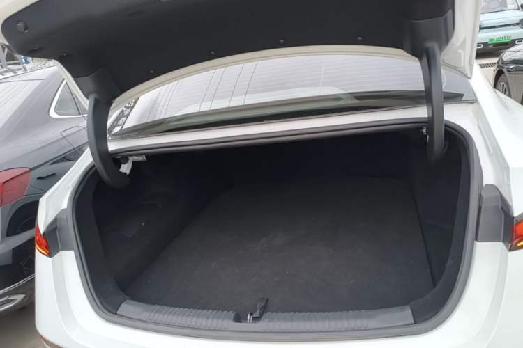 Used Roewe D7 2023 EV 610 km Range Rear-Drive Flagship Model Trunk