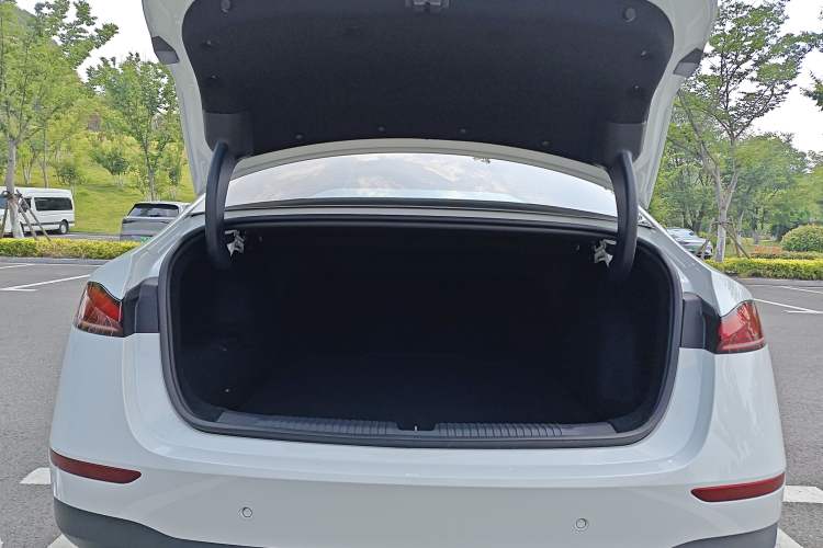 Used Roewe D7 2023 DMH 125km Superior Edition Trunk