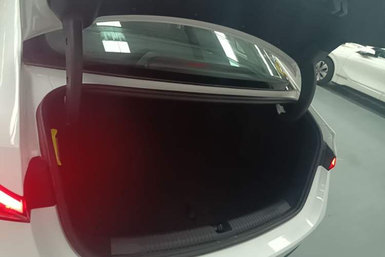 Used Roewe D7 2023 DMH 125km Superior Edition Trunk