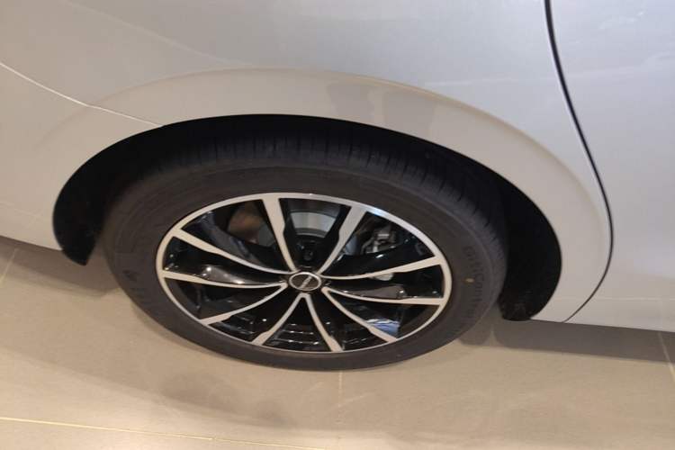 Used Roewe D7 2025 DMH 125km World Champion Edition Right Rear Wheel Hub