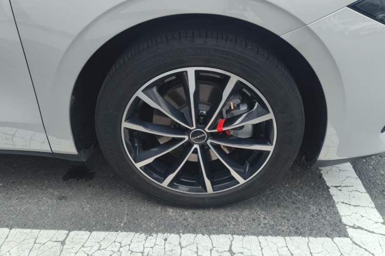 Used Roewe D7 2025 DMH 125km World Champion Edition Right Front Wheel Hub