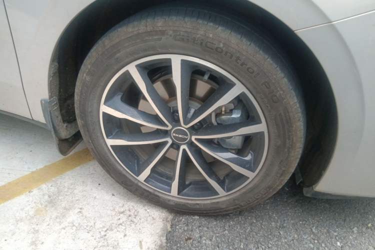 Used Roewe D7 2025 DMH 125km World Champion Excellence Edition Right Front Wheel Hub