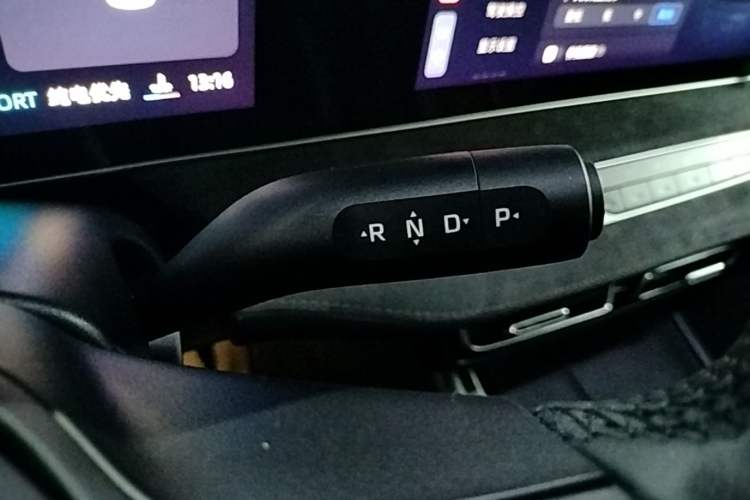 Used Roewe D7 2025 DMH 125km World Champion Excellence Edition Gear Lever