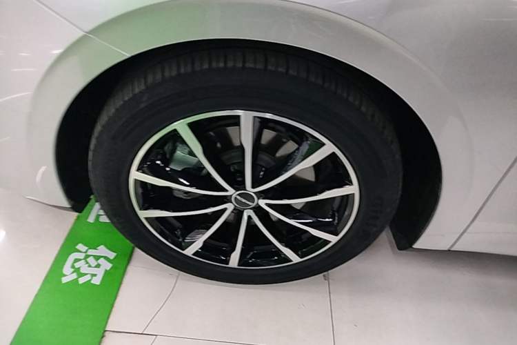 Used Roewe D7 2025 DMH 125km World Champion Excellence Edition Left Front Wheel Hub