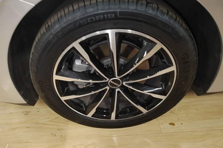Used Roewe D7 2025 DMH 125km World Champion Excellence Edition Left Front Wheel Hub
