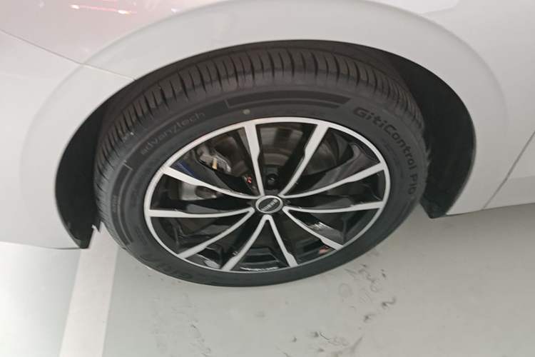 Used Roewe D7 2025 DMH 125km World Champion Edition Left Front Wheel Hub