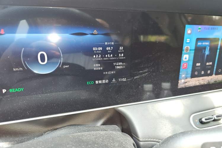 Used Roewe D7 2025 DMH 125km World Champion Edition Odometer Close Up