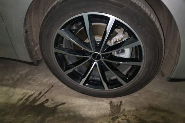 Used Roewe D7 2025 DMH 125km World Champion Excellence Edition Right Front Wheel Hub