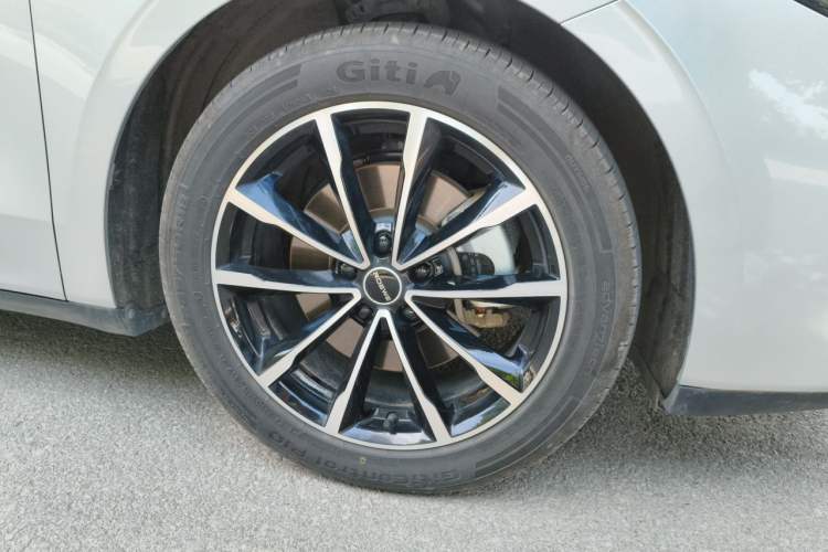 Used Roewe D7 2025 DMH 125km World Champion Edition Right Front Wheel Hub