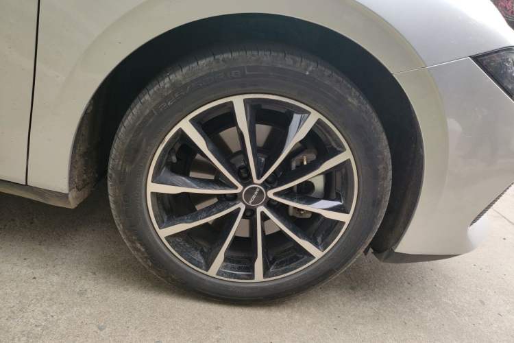 Used Roewe D7 2025 DMH 125km World Champion Edition Right Front Wheel Hub