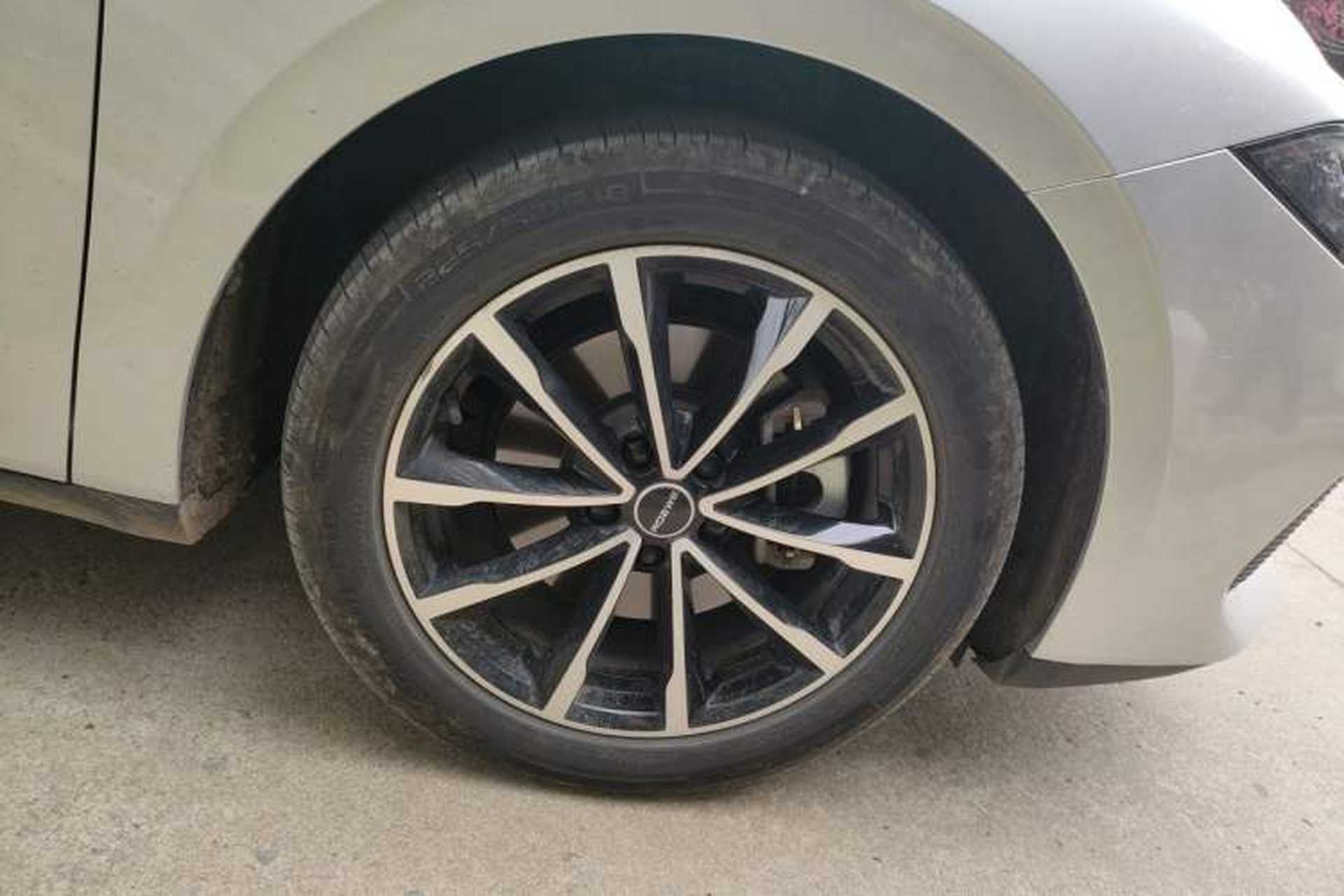 Used Roewe D7 2025 DMH 125km World Champion Edition Right Front Wheel Hub